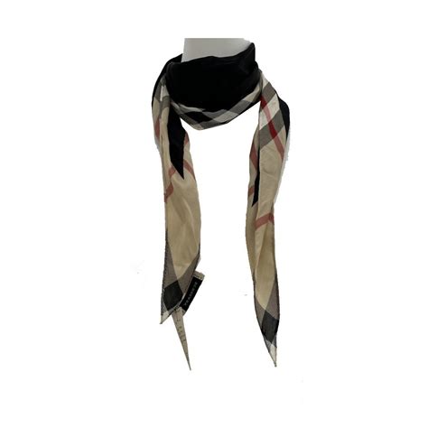 how to wear burberry triangle scarf